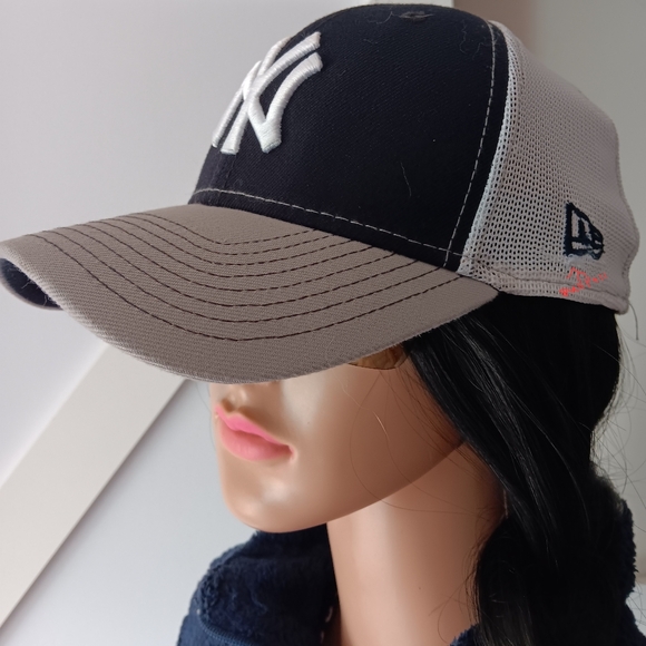 Yankees Genuine Merchandise Baseball Hat sm/med - Picture 2 of 6